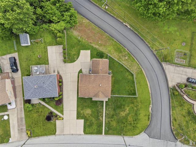 5229 Meadowcrest Rd, Baldwin Boro, PA 15236