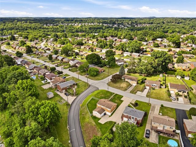 5229 Meadowcrest Rd, Baldwin Boro, PA 15236