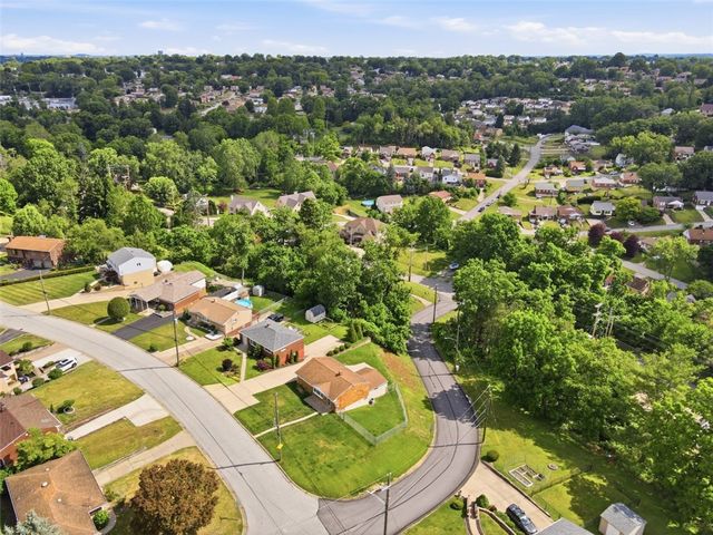5229 Meadowcrest Rd, Baldwin Boro, PA 15236