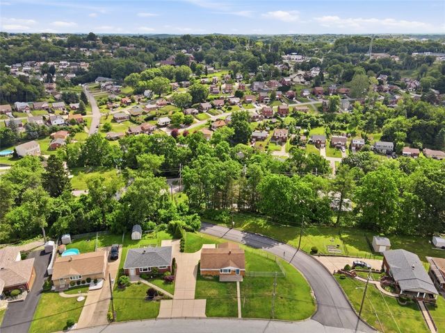 5229 Meadowcrest Rd, Baldwin Boro, PA 15236