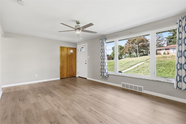 5229 Meadowcrest Rd, Baldwin Boro, PA 15236