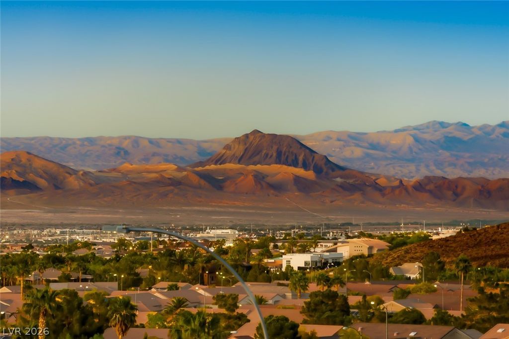 Image 6 of property listing at 1972 Canyon Highlands Drive, Henderson, NV 89052