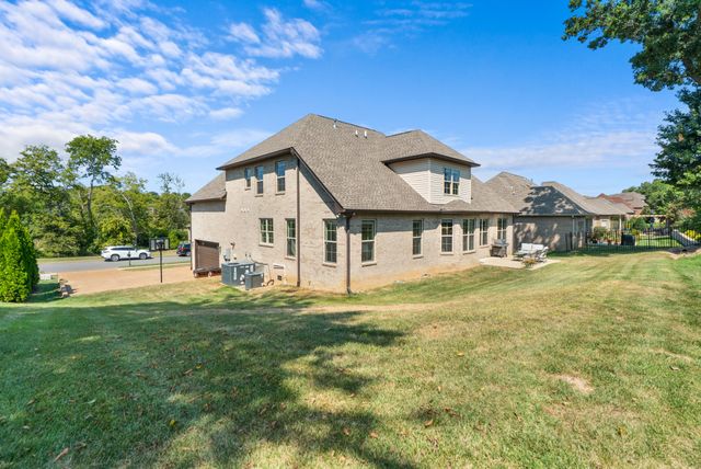 1032 Luxborough Dr, Hendersonville, TN 37075
