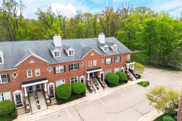16934 Farmington Road 32, Livonia, MI 48154
