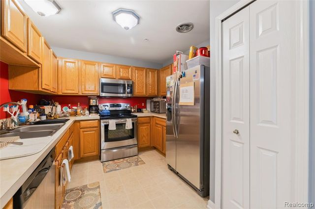 16934 Farmington Road 32, Livonia, MI 48154