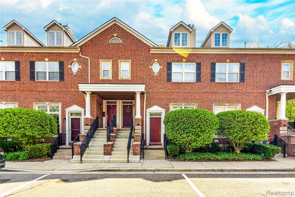 16934 Farmington Road 32, Livonia, MI 48154