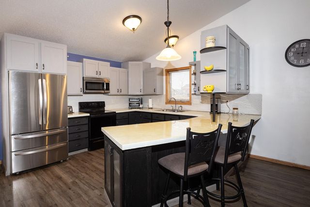 1527 41st Avenue S, Moorhead, MN 56560