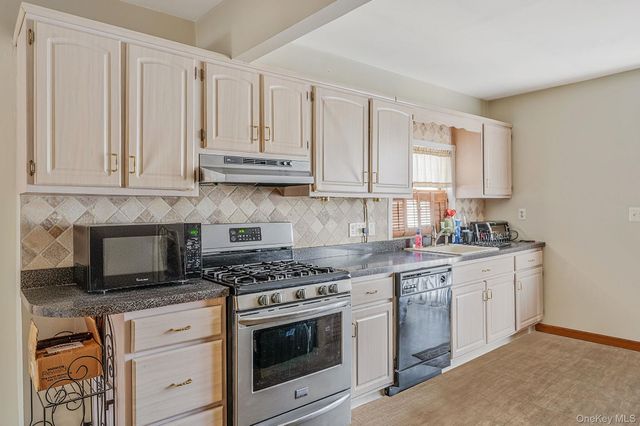 704 S 5th Street, Lindenhurst, NY 11757