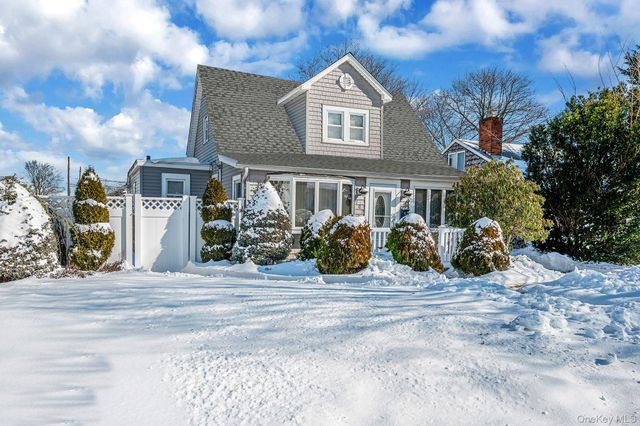 704 S 5th Street, Lindenhurst, NY 11757