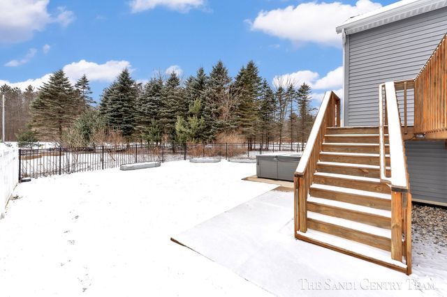 16517 Wickshire Place, Spring Lake, MI 49456