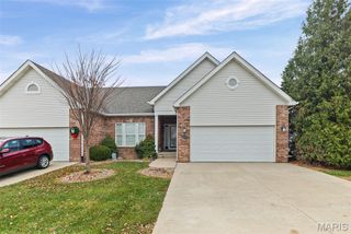 6807 Kensington Drive, Maryville, IL 62062