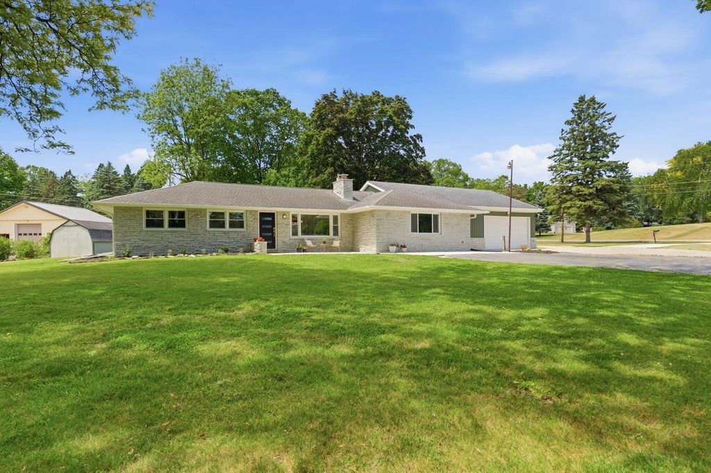 W224N8095 Susan PLACE, Lisbon, WI 53089