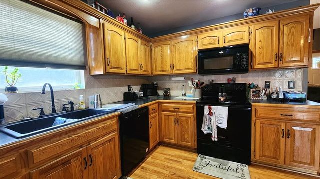 19504 Woodsbury Street, Independence, MO 64058