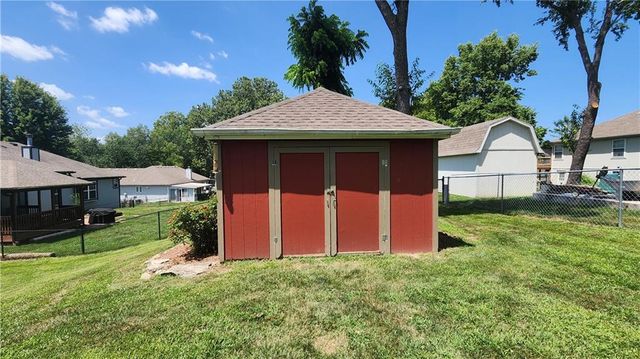 19504 Woodsbury Street, Independence, MO 64058