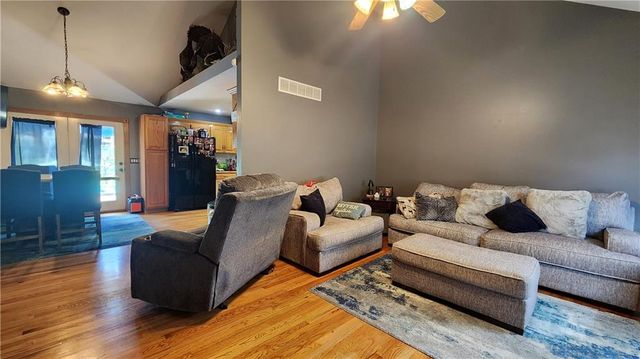 19504 Woodsbury Street, Independence, MO 64058