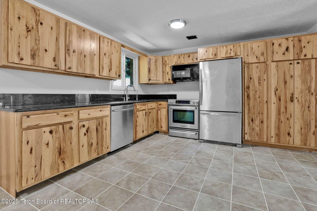 475 W KELLY Avenue, Jackson, WY 83001 photo 7