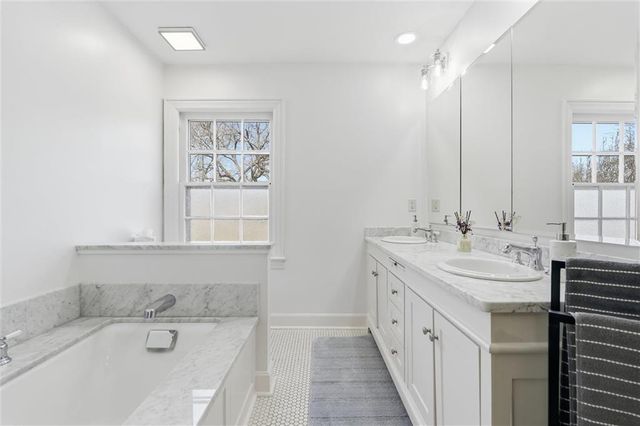 1217 W 58th Street, Kansas City, MO 64113