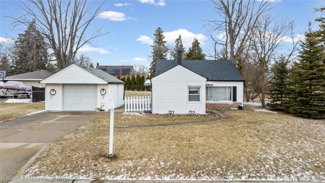 32694 Ruehle Avenue, Warren, MI 48093