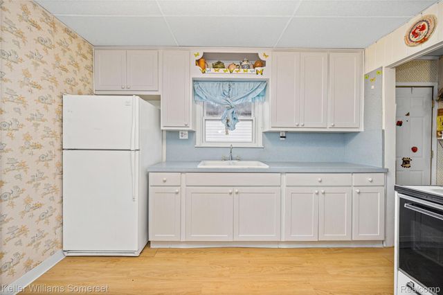 32694 Ruehle Avenue, Warren, MI 48093