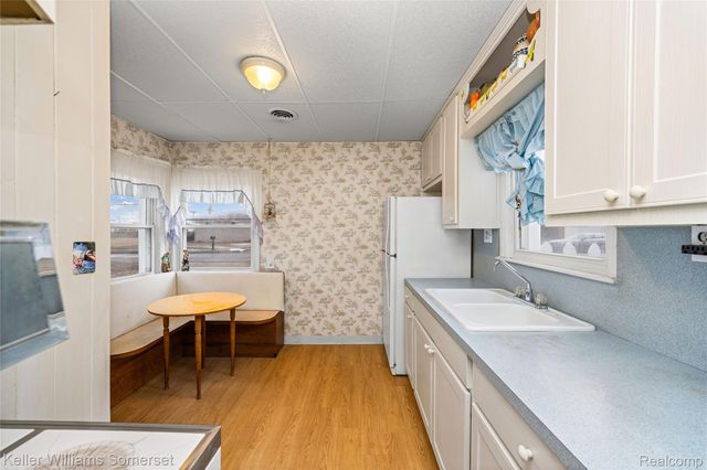 32694 Ruehle Avenue, Warren, MI 48093