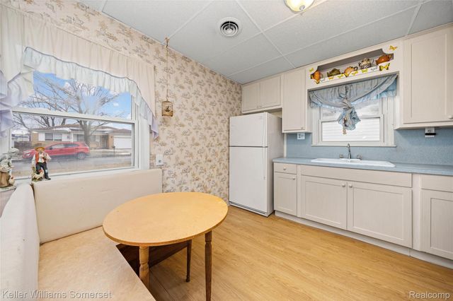 32694 Ruehle Avenue, Warren, MI 48093