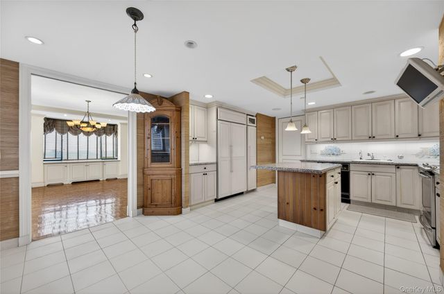 100 Hilton Avenue PH 5, Garden City, NY 11530