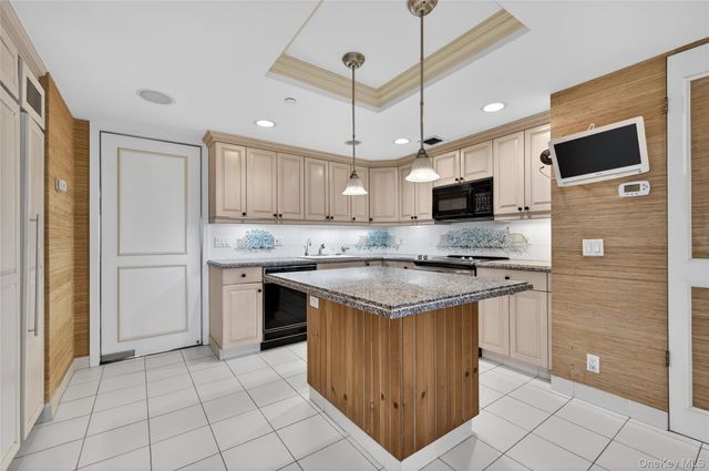 100 Hilton Avenue PH 5, Garden City, NY 11530