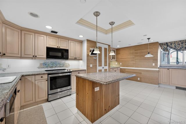 100 Hilton Avenue PH 5, Garden City, NY 11530