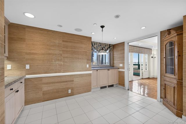 100 Hilton Avenue PH 5, Garden City, NY 11530