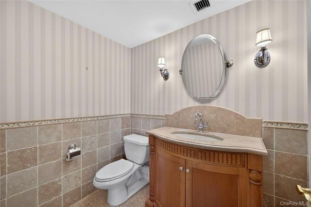100 Hilton Avenue PH 5, Garden City, NY 11530
