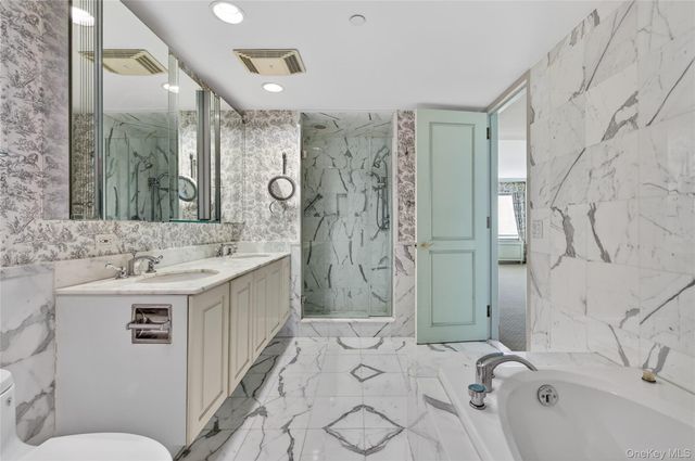 100 Hilton Avenue PH 5, Garden City, NY 11530