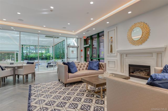 100 Hilton Avenue PH 5, Garden City, NY 11530
