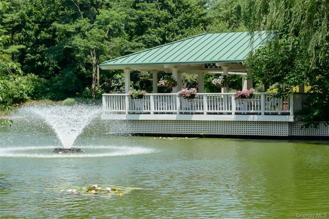 100 Hilton Avenue PH 5, Garden City, NY 11530