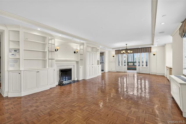 100 Hilton Avenue PH 5, Garden City, NY 11530