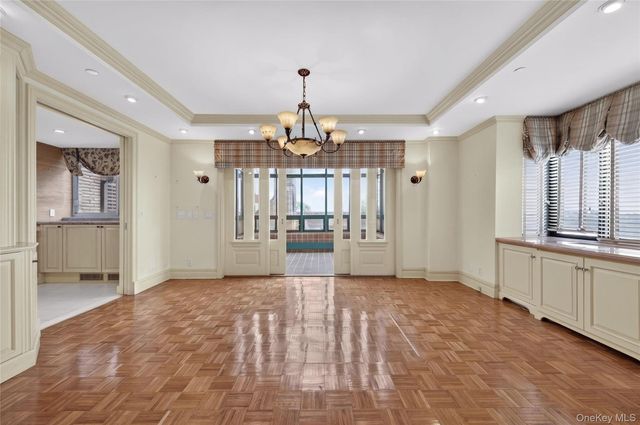100 Hilton Avenue PH 5, Garden City, NY 11530