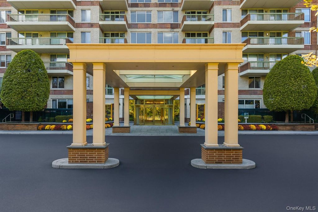 100 Hilton Avenue PH 5, Garden City, NY 11530