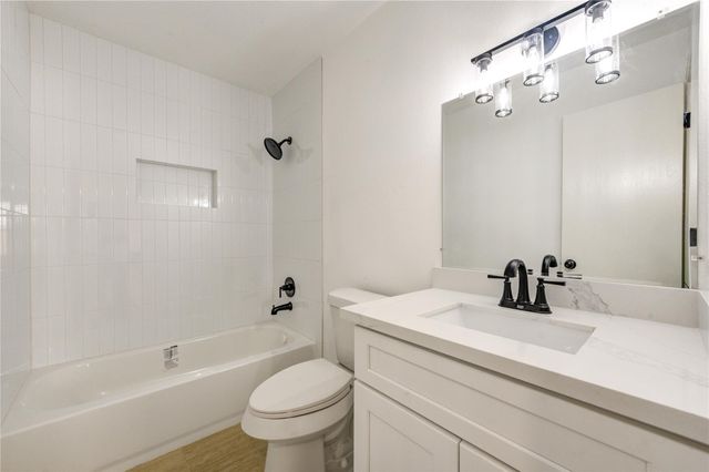 902 Eagles Glide Drive, Houston, TX 77090