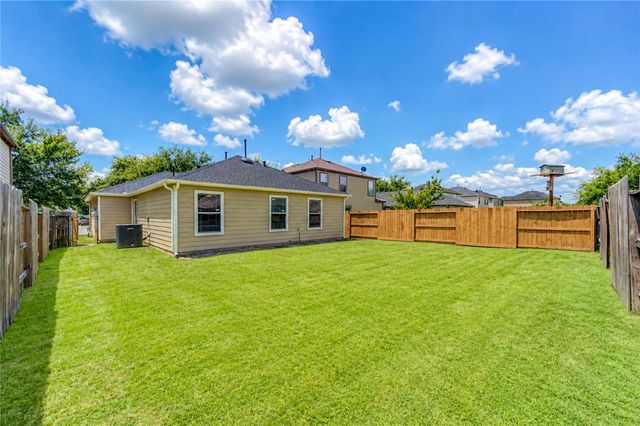 902 Eagles Glide Drive, Houston, TX 77090