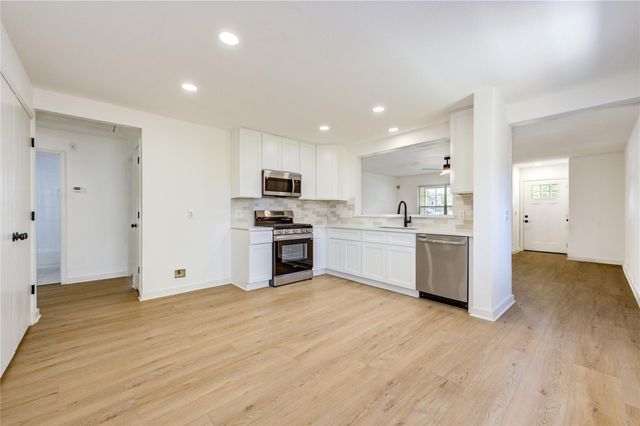 902 Eagles Glide Drive, Houston, TX 77090