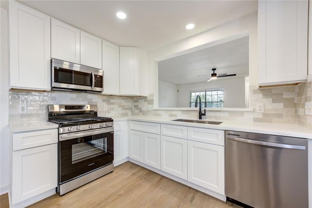 902 Eagles Glide Drive, Houston, TX 77090
