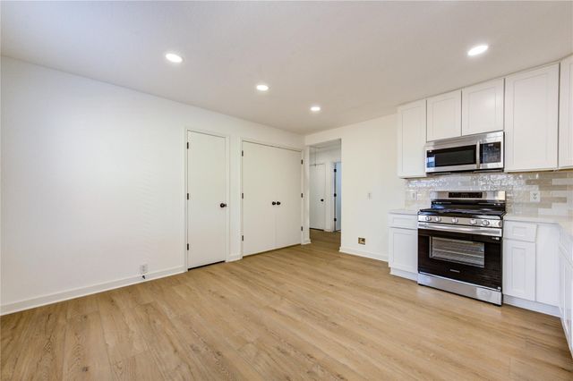 902 Eagles Glide Drive, Houston, TX 77090