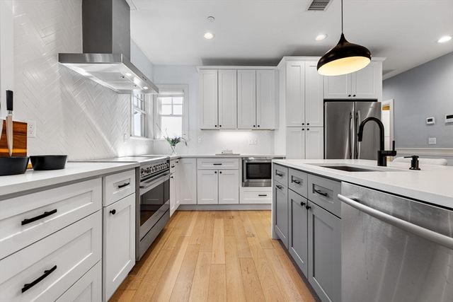 613 E 6th St 3, Boston, MA 02127