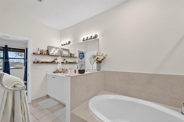 2542 NE 1st St, Homestead, FL 33033