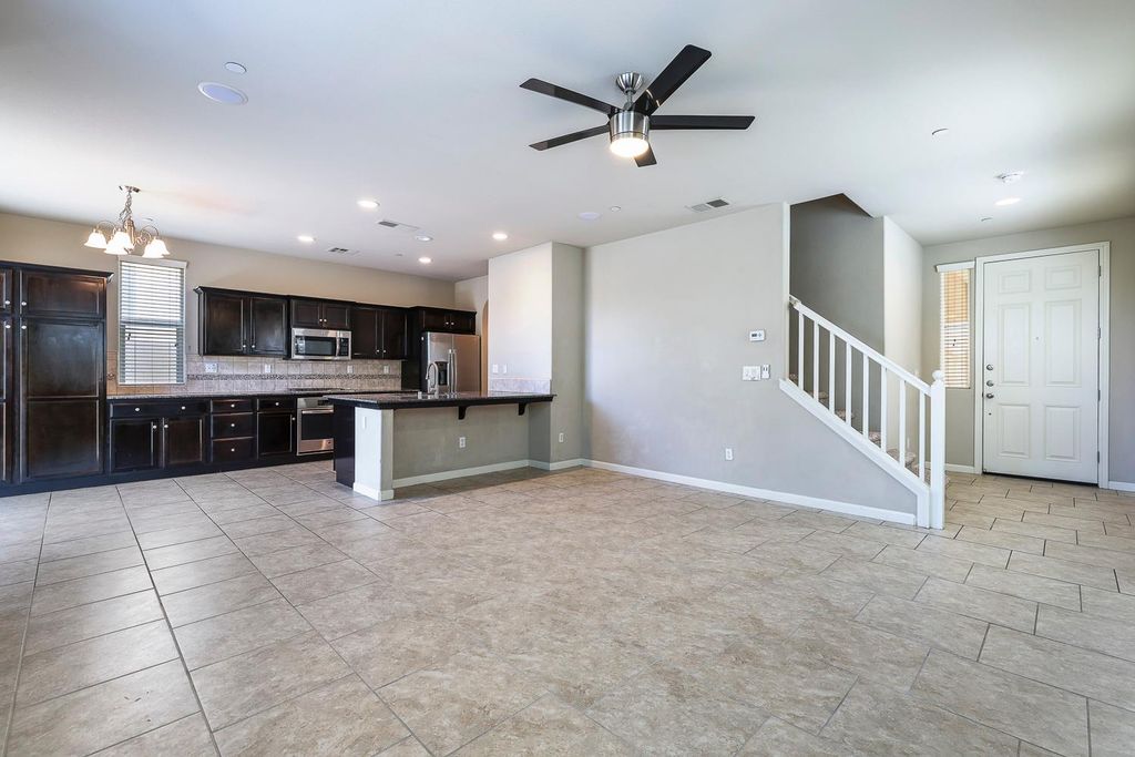 Image 10 of property listing at 1324 Royalty Way, Clovis, CA 93619