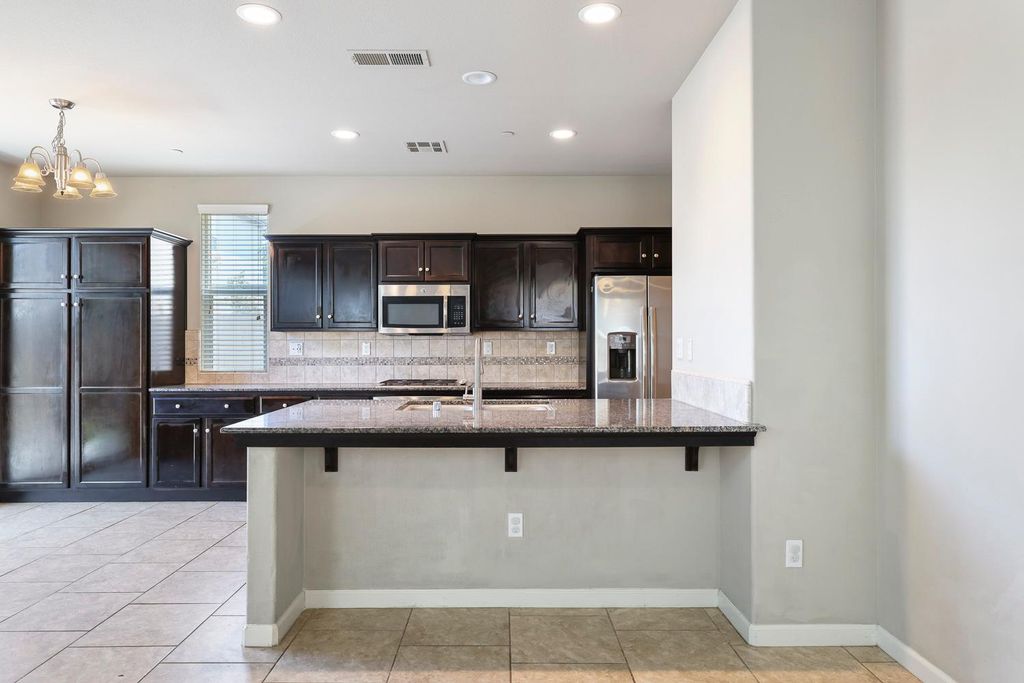 Image 11 of property listing at 1324 Royalty Way, Clovis, CA 93619