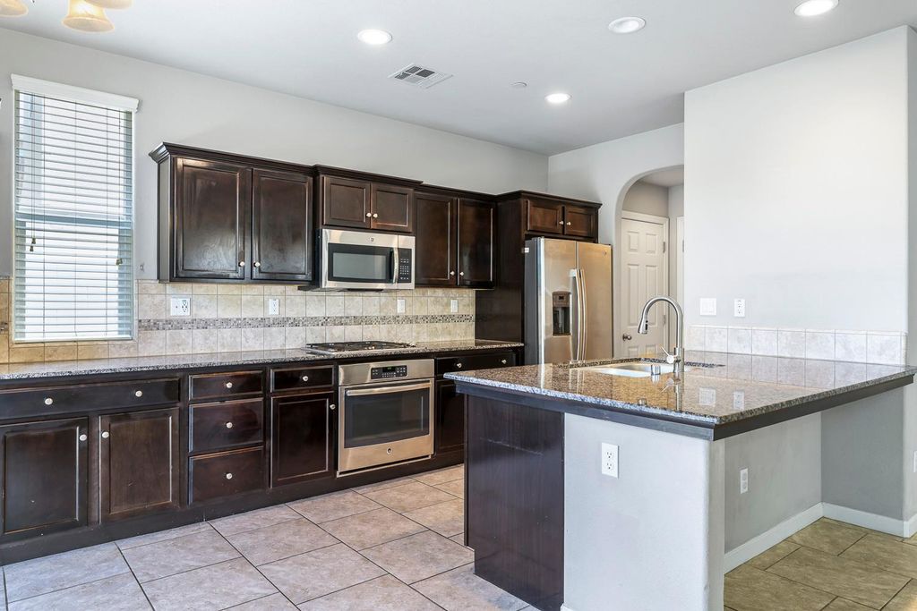 Image 12 of property listing at 1324 Royalty Way, Clovis, CA 93619