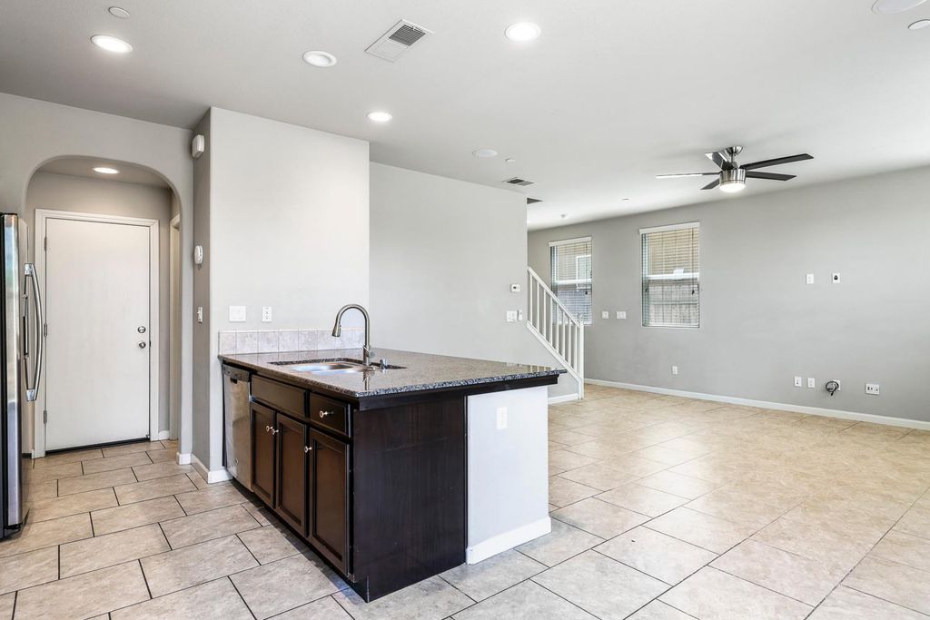 Image 13 of property listing at 1324 Royalty Way, Clovis, CA 93619