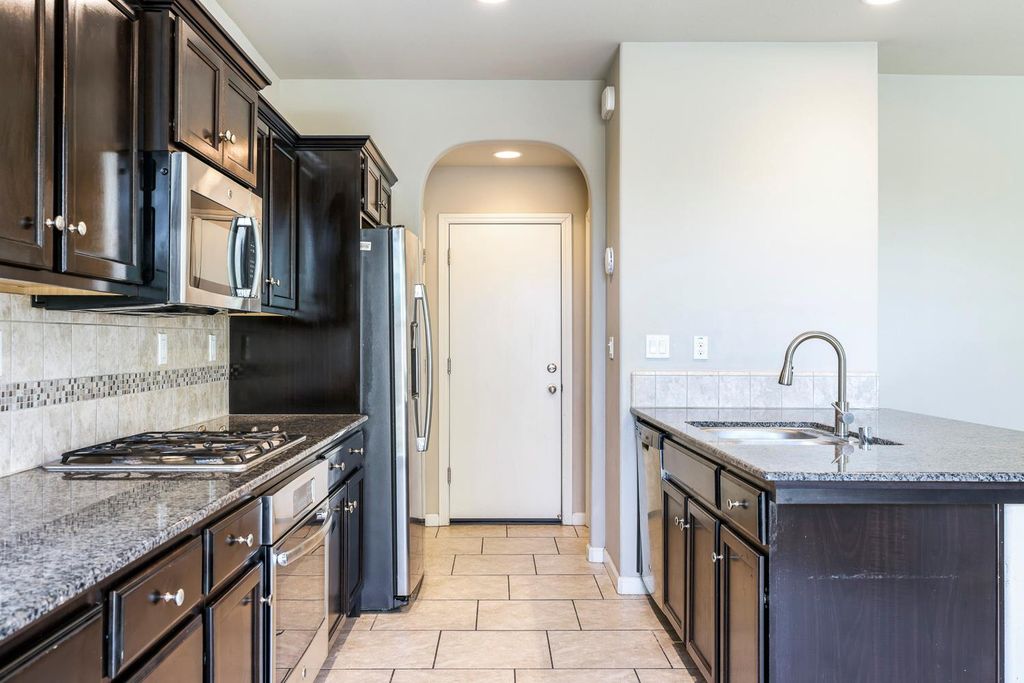 Image 14 of property listing at 1324 Royalty Way, Clovis, CA 93619