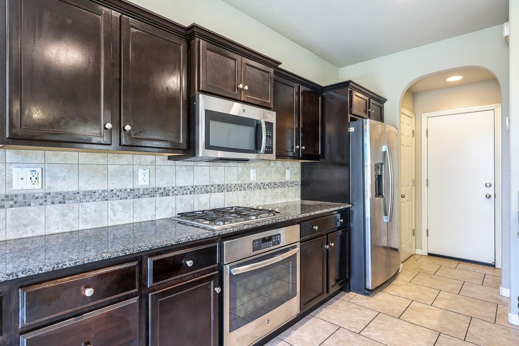 Image 15 of property listing at 1324 Royalty Way, Clovis, CA 93619