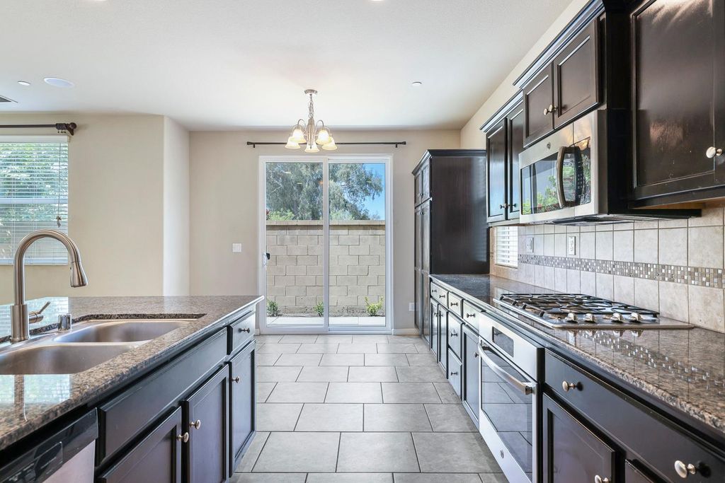 Image 16 of property listing at 1324 Royalty Way, Clovis, CA 93619